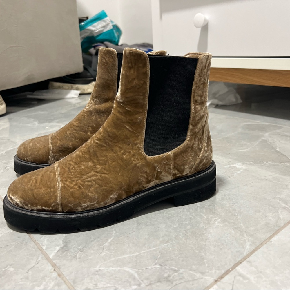 Stuart Weitzman booties size 38.5